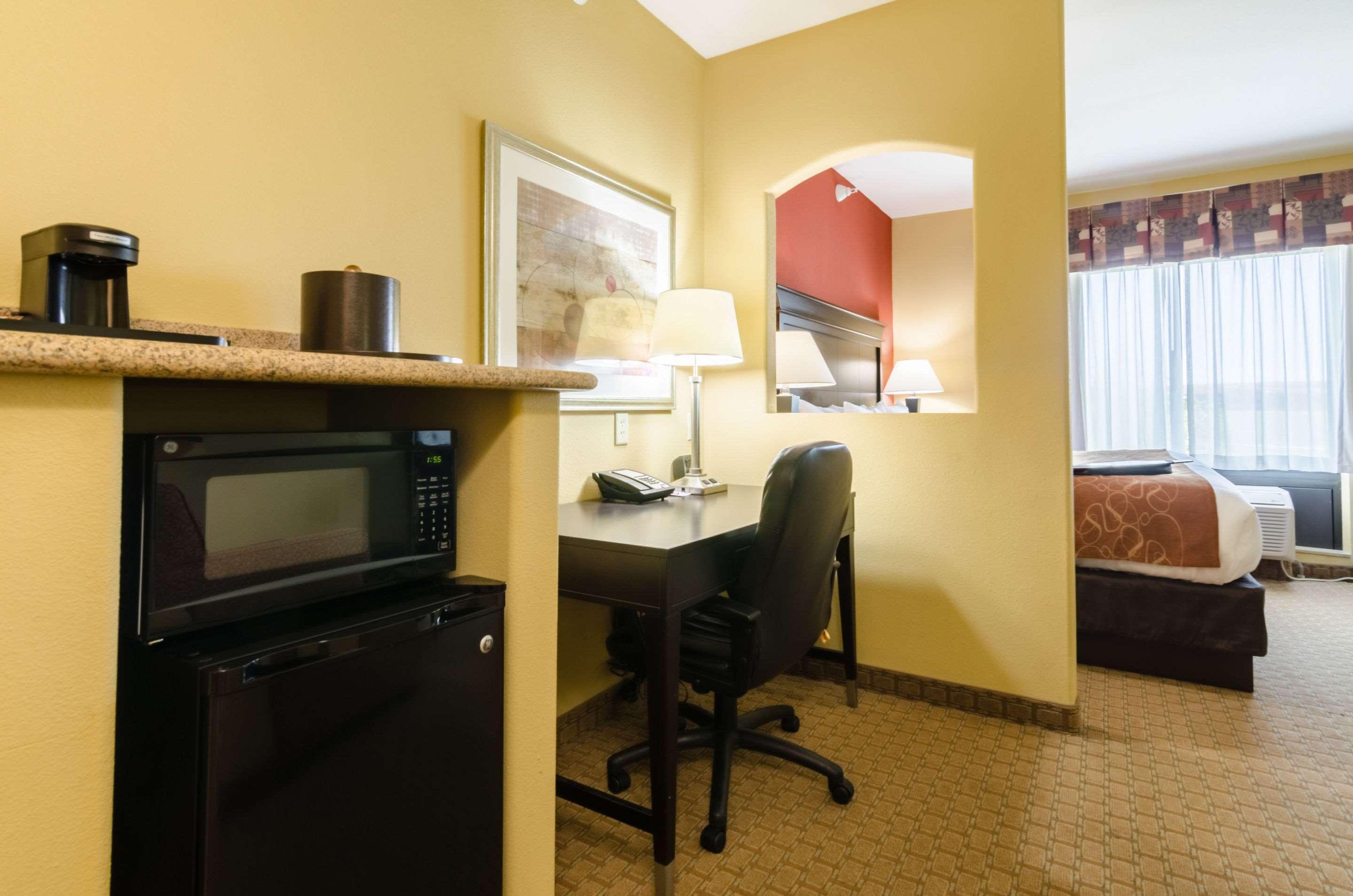 Comfort Suites Salina South Экстерьер фото