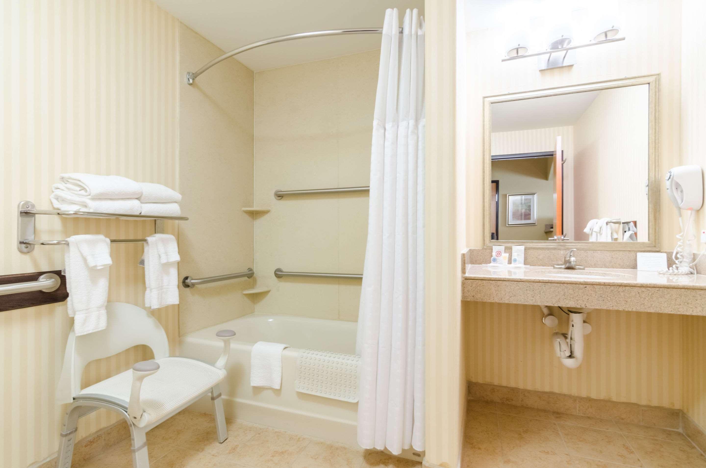 Comfort Suites Salina South Экстерьер фото