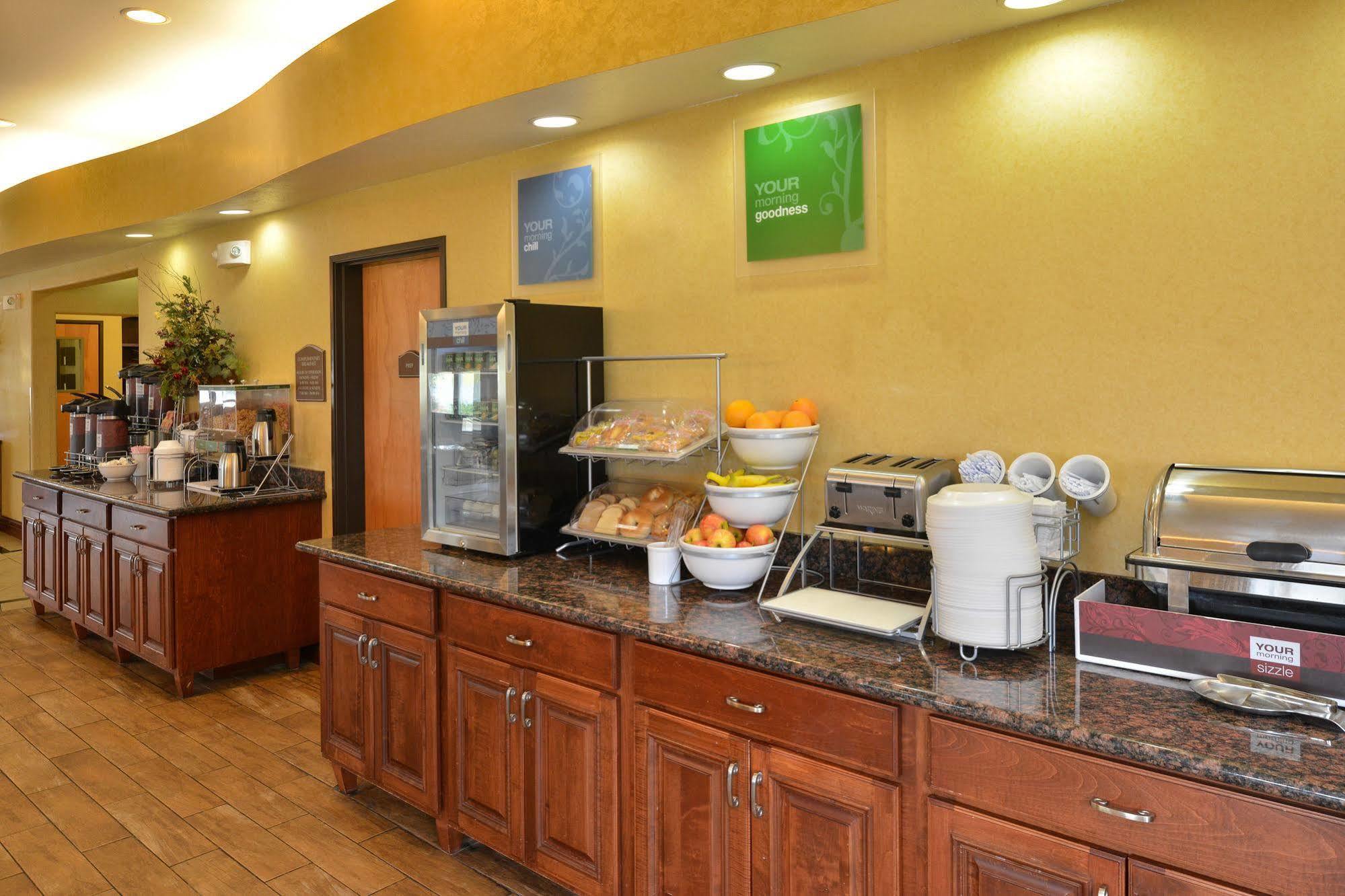 Comfort Suites Salina South Экстерьер фото