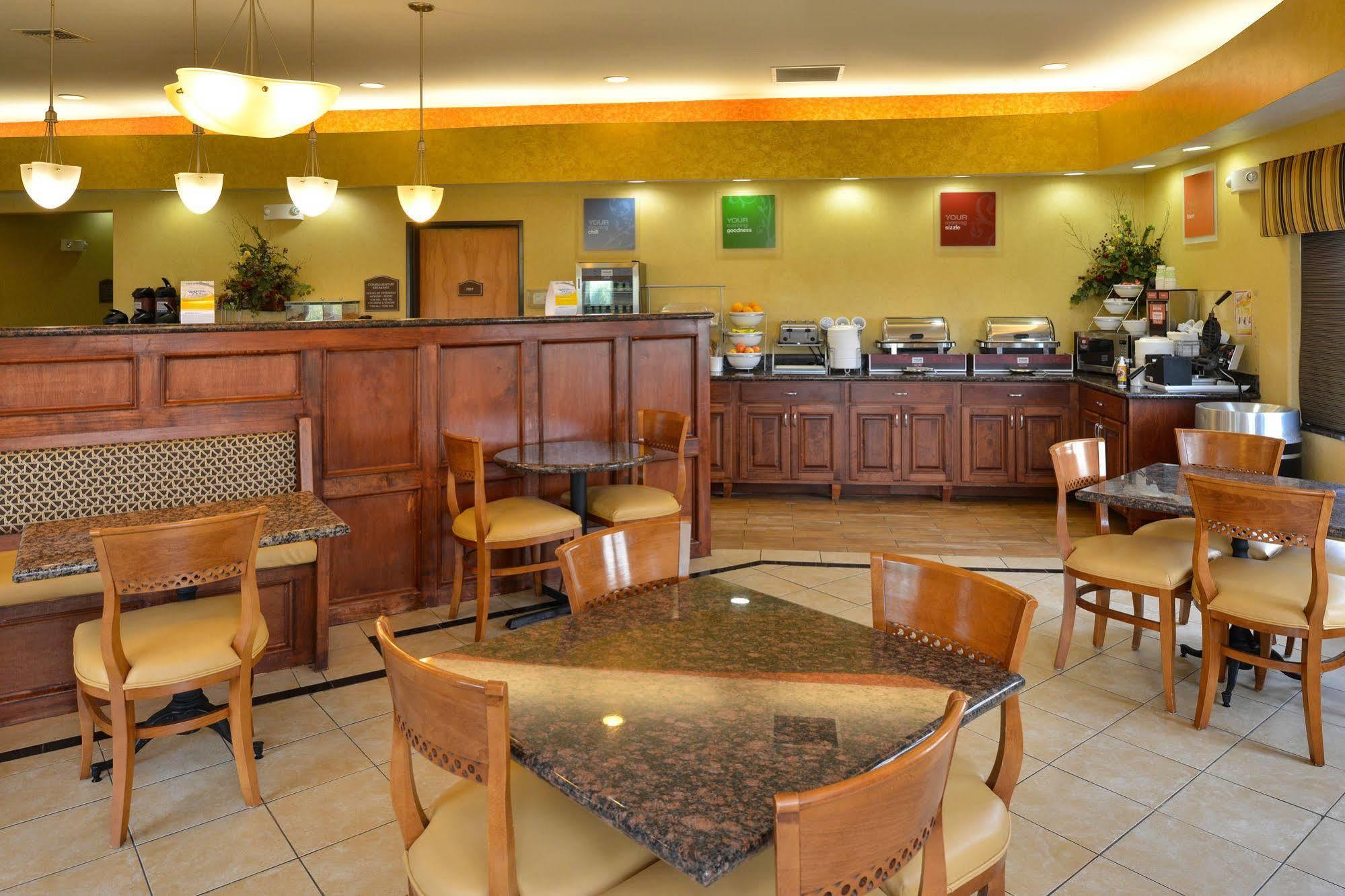 Comfort Suites Salina South Экстерьер фото