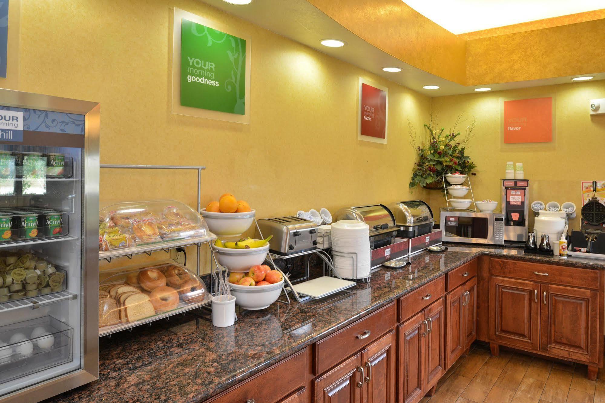 Comfort Suites Salina South Экстерьер фото